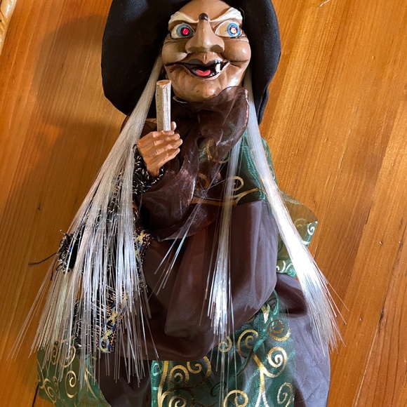 Flying eye flashing cackling fashionable animated Halloween witch - Picture 10 of 11